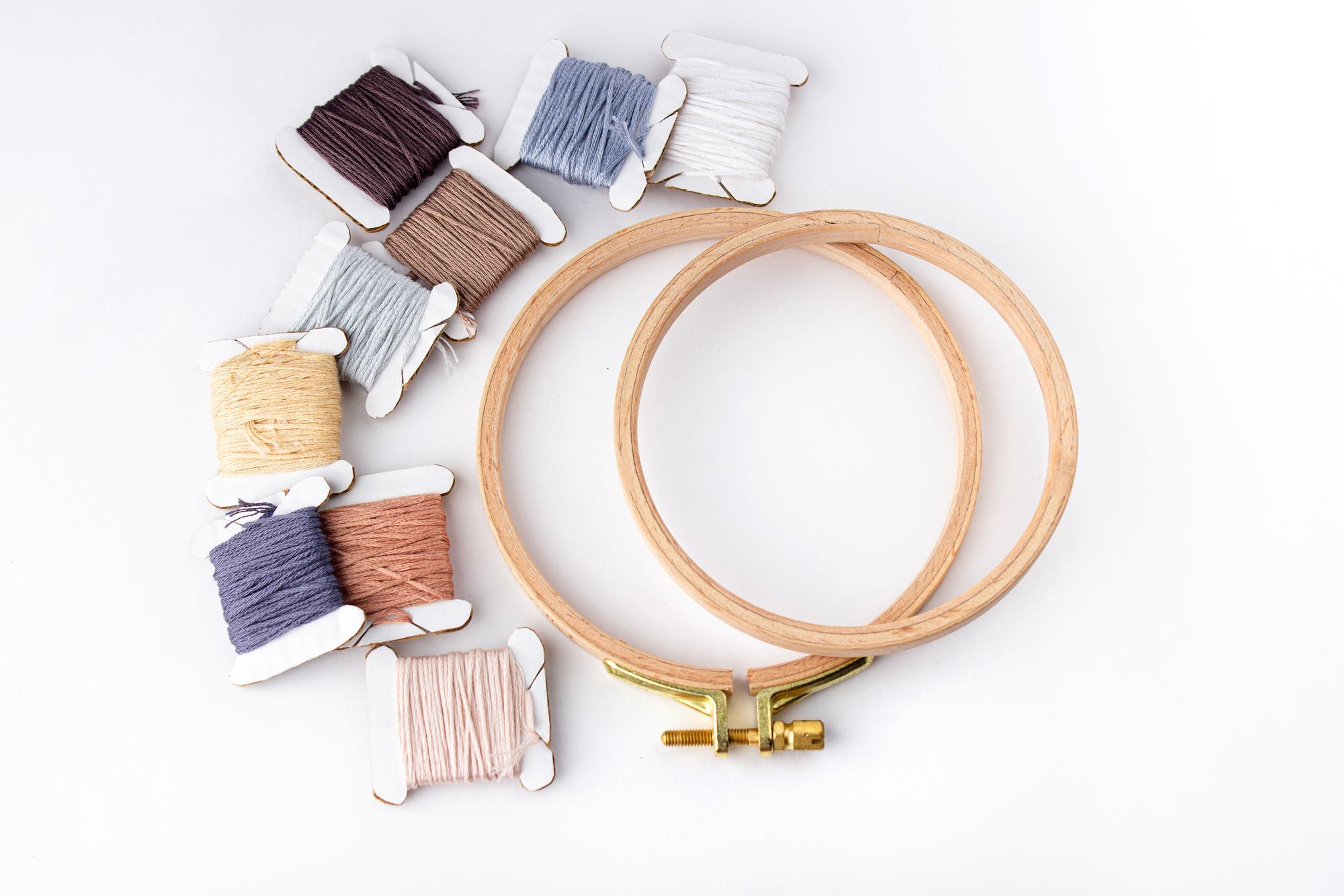 kit corso con fili e telaio in composizione pastello